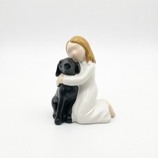 M&auml;dchenfigur mit Hund tr&ouml;stend Hund-und-M&auml;dchen-Figur schlicht f&uuml;r Tierfreunde