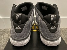 Preços baixos em Tênis Adidas J Wall para Homens