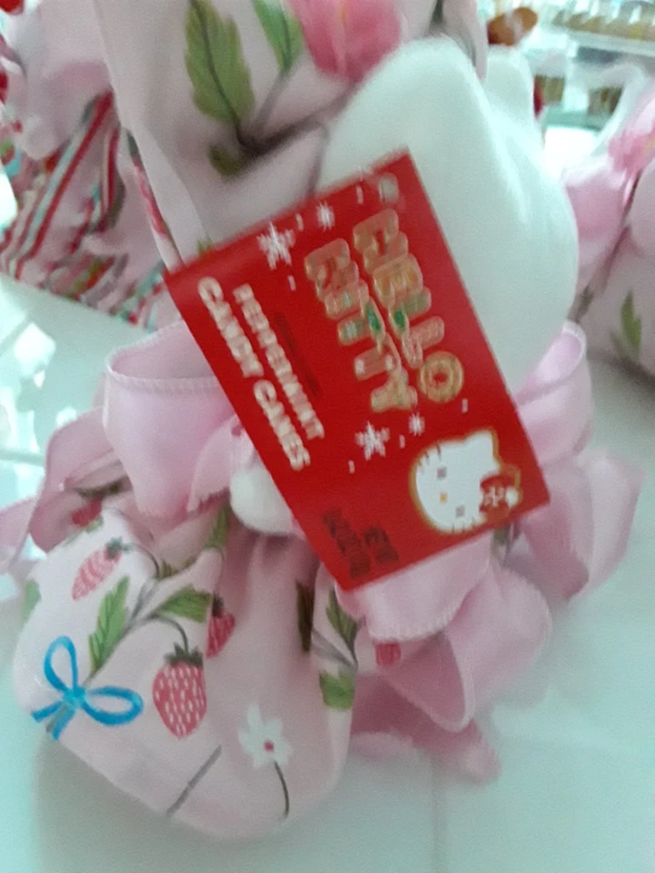 ROSAS ROSAS, FRESAS Y LAZOS VESTIDOS HELLO KITTY CON CORAZÓN ORNIE Y CARAMELOS Foto 4 de 4