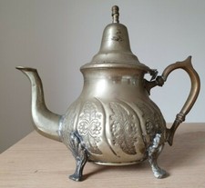 Antica Teiera in metallo con decorazioni floreali