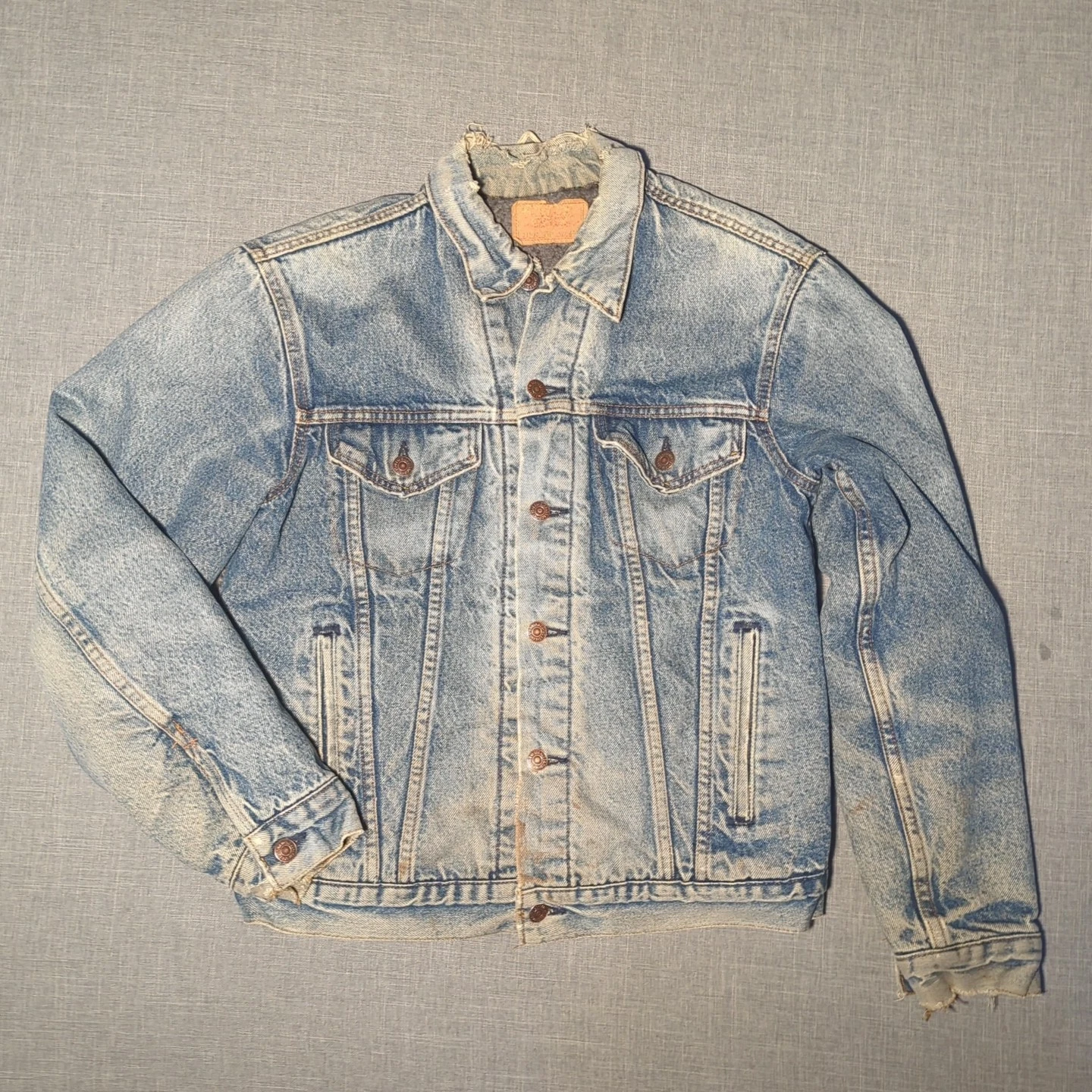 Vintage Levi's Denim Trucker Jacket Size 40L Blanket Lined Thrashed Distressed