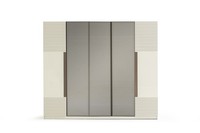 Eleganter Kleiderschrank In Beige Mit Viel Stauraum Und Modernem Design