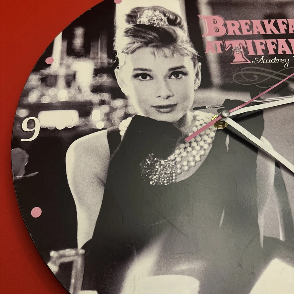 Relógio Audrey Hepburn BREAKFAST AT TIFFANY'S mostrador redondo 13,5" funciona/mão presa - Imagem 2 de 4