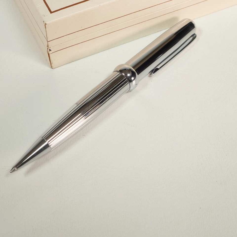 Bolígrafo Ted Lapidus plateado de acero inoxidable con tinta azul en estuche ¡Bonito! Foto 4 de 4