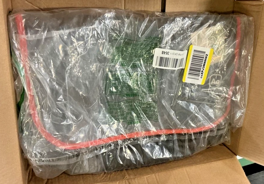 Bolso Mensajero Alchemy Goods Lucio Negro con Borde Mandarina Tubos Internos Reciclados Foto 2 de 4