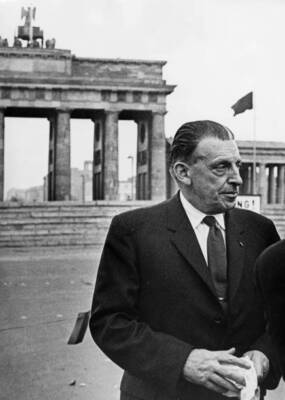 Irish Taoiseach Sean Lemass Brandenburg Gate during official vi- 1962 Old Photo