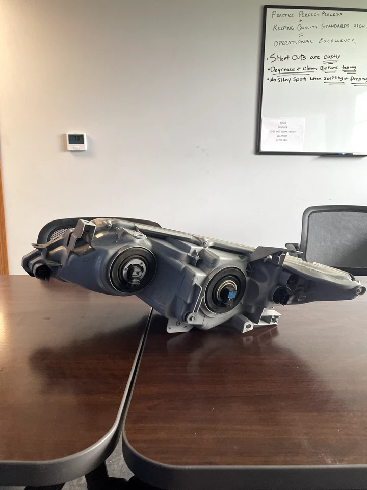 Toyota Camry SE Headlight Right Passenger Side - Image 3 of 4