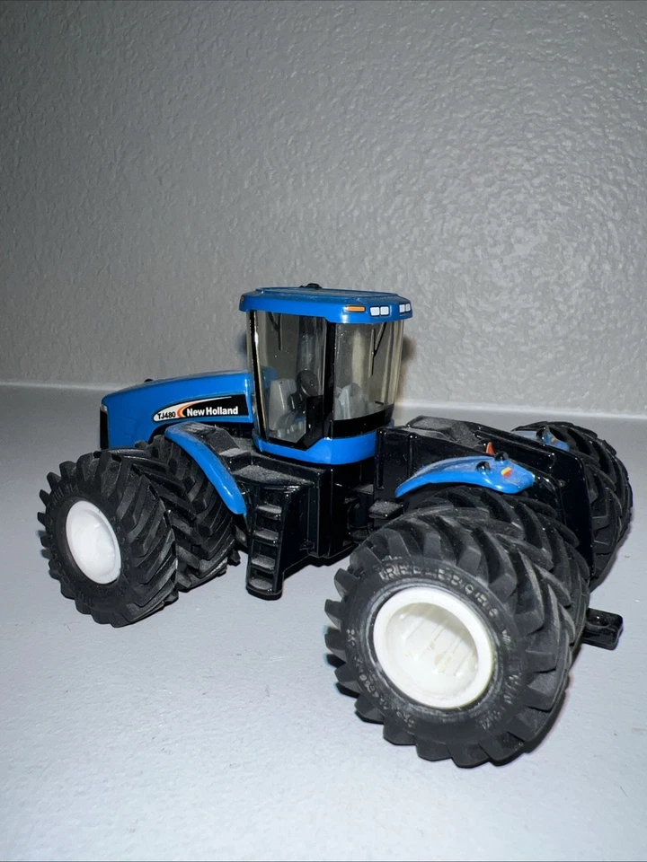 Custom New Holland TJ480 Tractor with Duals Diecast 1:64 2006 Farm Show Edition - Image 3 of 4