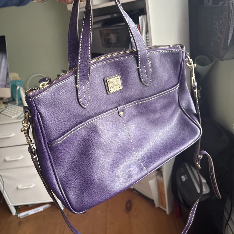 Bolso de Mano Dooney & Bourke Cuero Guijarro Púrpura Forrado Borlas Cremallera Tachuelas Usado en Excelente Condición Defecto Foto 2 de 4