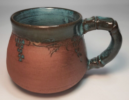 Stoneware Art Pottery 2 Kaffeetassen Künstler signiertes Paar braun mit blauen glasierten Trauben - Bild 21 von 22