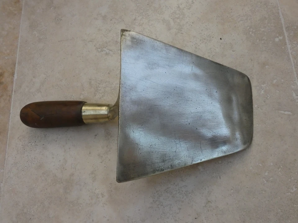 Grande truelle en laiton, outil ancien de plâtrier - Photo 2/4