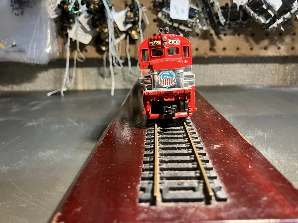 TYCO Mantua HO 4301 Alco 430 Silver Streak Diesel Engine Dummy - Image 3 of 4