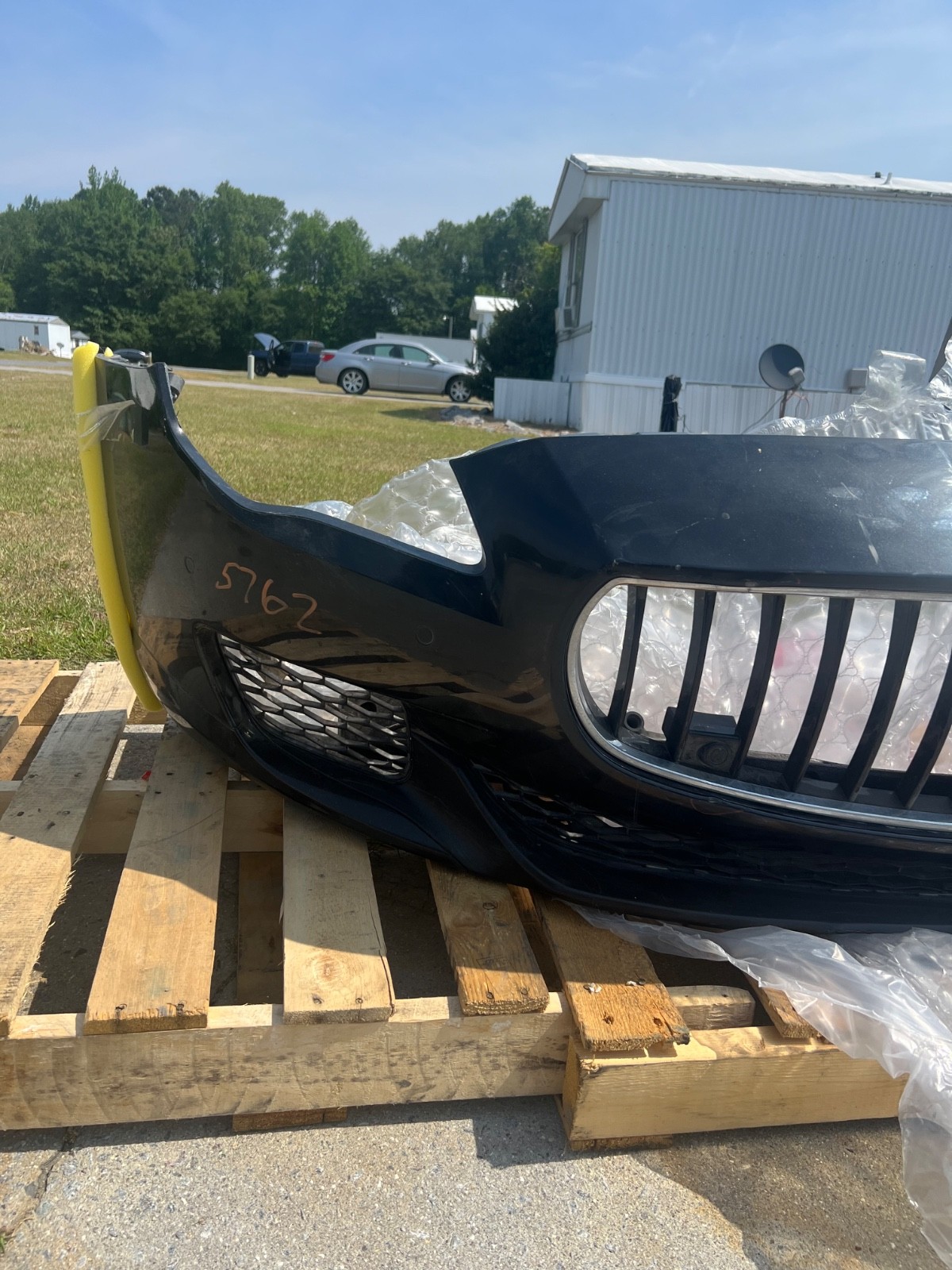 2014-2017 Maserati Quattroporte Front Bumper Assembly Scratches Cracks