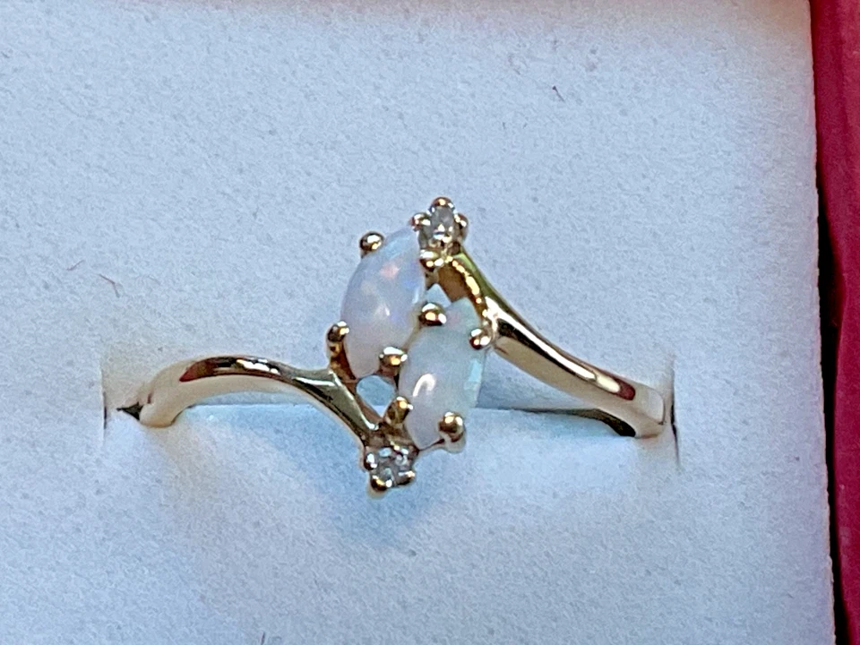 Anillo de oro amarillo de 10 quilates de ópalo natural y diamantes talla 7,75 Foto 2 de 4