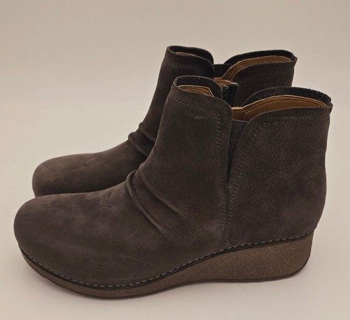 Size 12 Womens / EUR 42 Dansko Caley Milled Nubuck Chelsea Wedge Boots Grey NWOT - Bild 2 von 7