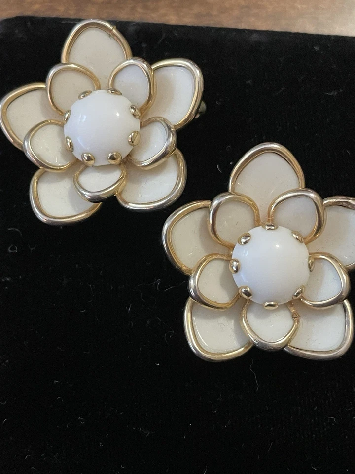 Brincos geométricos de bronze com clipe de cristal e esmalte + flor dimensional branco - Imagem 3 de 4