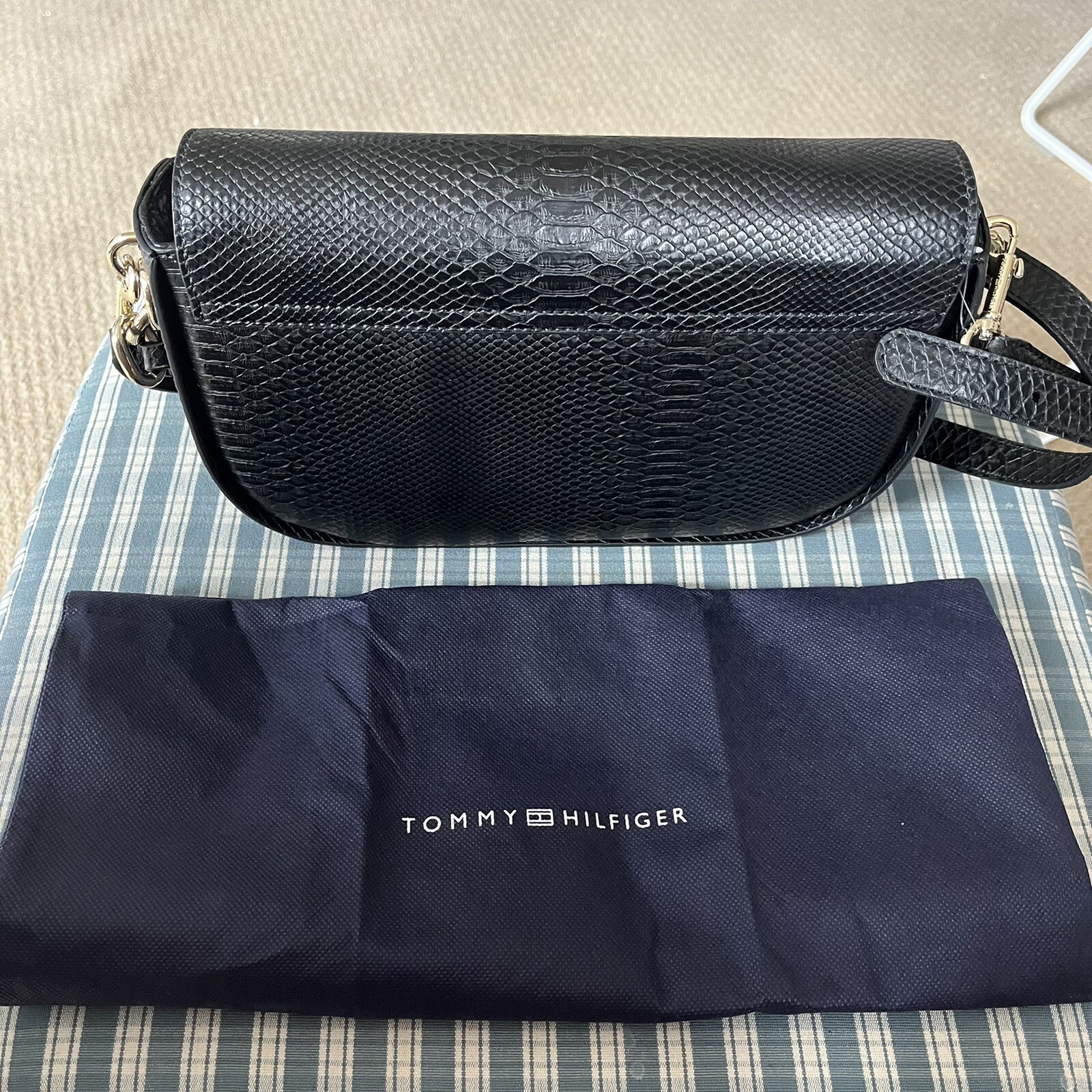 Brand new Tommy Hilfiger LOCK SATCHEL SNAKE - Handbag with dust cover RRP £160 image 3