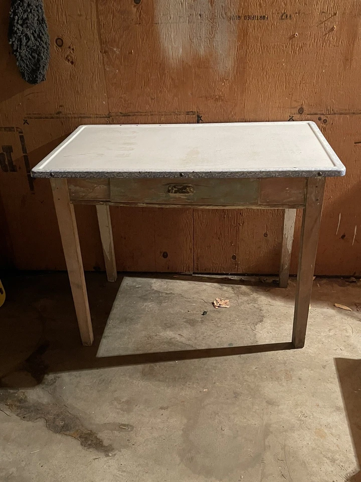 Mesa de panadero de cocina vintage de metal esmaltado blanco. Shabby Chic. Foto 3 de 3