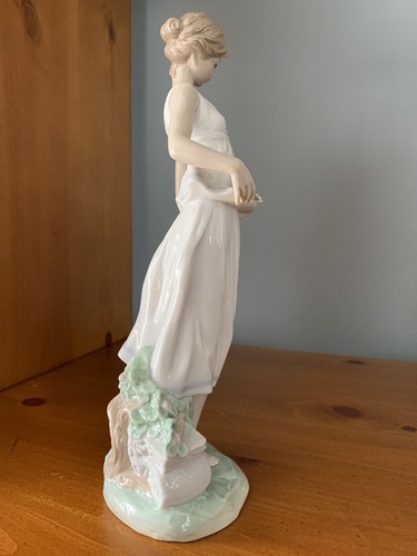 Lladro Figurine, Flowers for a Goddess, Privilege Piece (7709) MINT In Box. - Picture 4 of 8