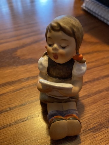 Hummel Goebel Porcelain Figurine #389 *Girl With Sheet Music* -2 1/2"H x 2 1/4"L - Picture 5 of 9