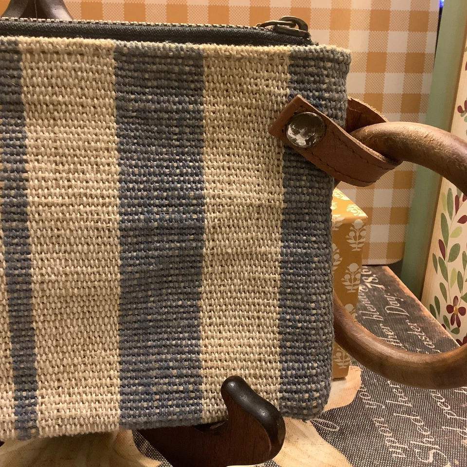 Mud Pie~Bolso de Mano a Rayas Azules y Crema~con Anillo de Madera Grande~Cremallera~8.5”L X 5”H~JUTE Foto 4 de 4