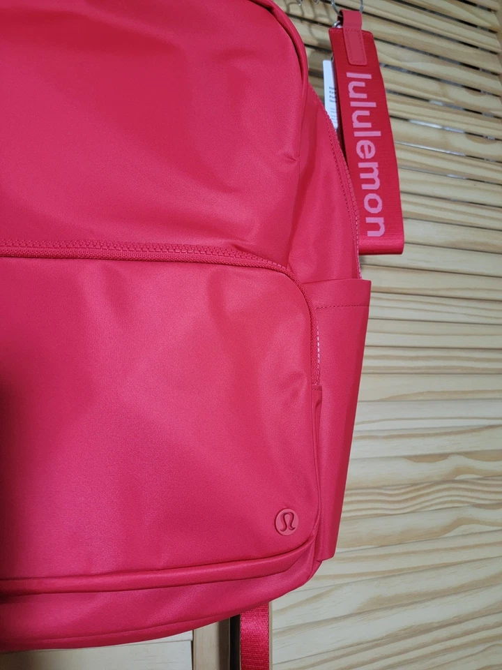 Paquete Lululemon Regreso a la Escuela: Mochila 🎒 y Llavero Nunca Perdido Nuevo con Etiquetas Rojo Lulu Foto 2 de 4