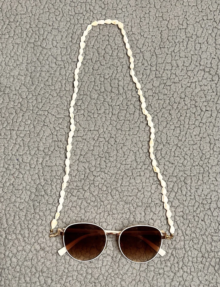 Gafas de sol redondas para mujer con conchas marinas soporte para gafas tostado y marrón  Foto 3 de 3
