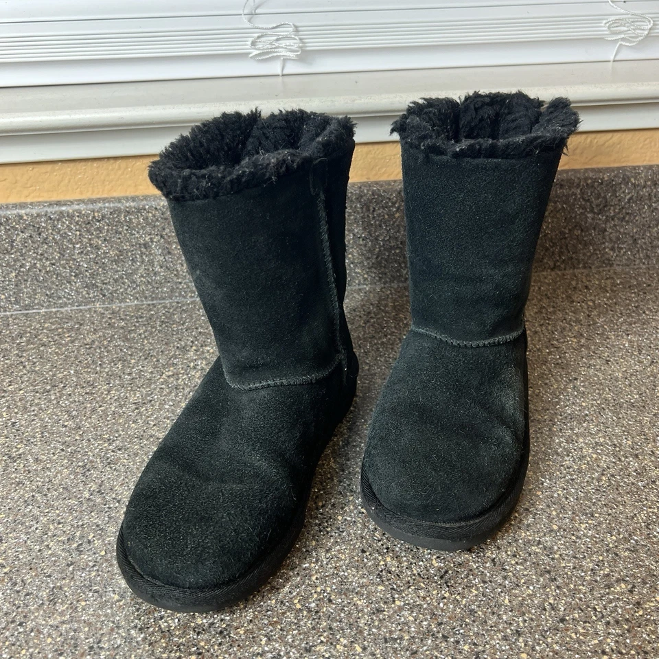 UGG Youth Kids Girls Size 3 Black Suede Faux Fur Lining Pull On Boots Bailey ll - Image 3 of 4