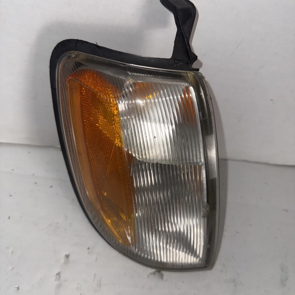 Nissan Frontier 1998-2000 / Xterra from 2000-2001 RH Corner Park Light Foto 2 de 4