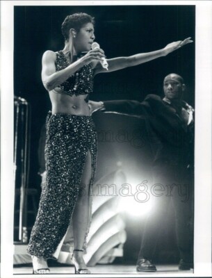 1997 Press Photo Lovely R&B Singer Toni Braxton on Stage 1990s