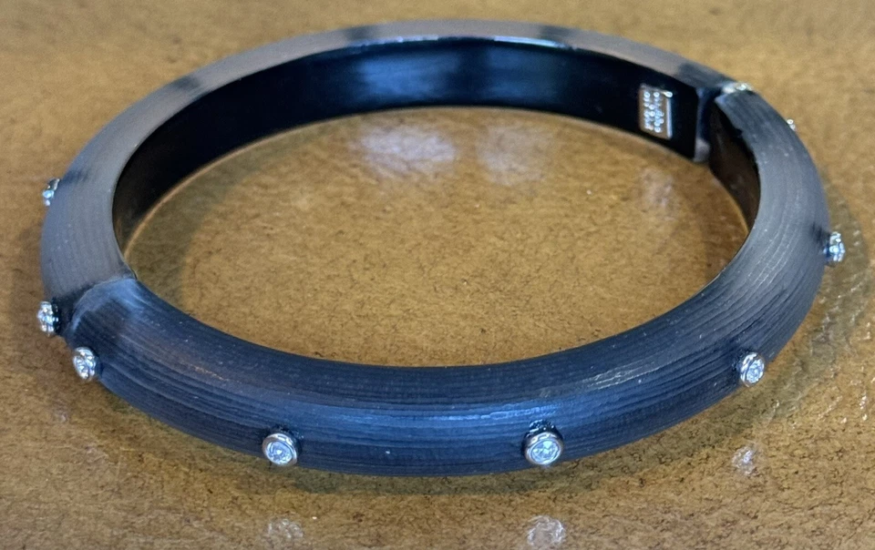 Pulsera con bisagra tachonada de cristal Lucita gris oscuro Alexis Bittar