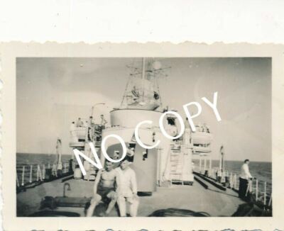 Foto WK II. Kriegsschiff Marinesoldaten halbnackt nude achtern an Deck B 1.43