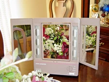 VIDAL SASSOON 3 WAY LIGHT MAKE UP MIRROR W/ 2 SIDE MIRRORS LOWER FRONT OUTLET