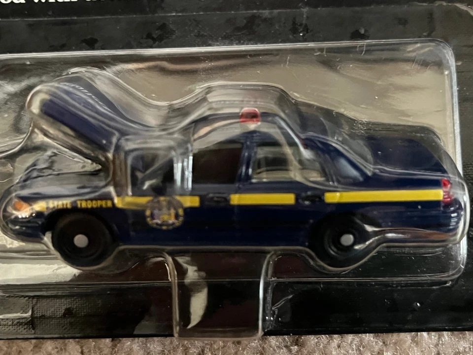 SpecCast Policía del Estado de Nueva York 2001 Ford Crown Victoria 1:64 Foto 2 de 2