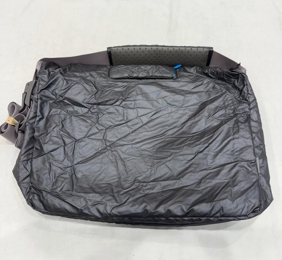 Incase, Alloy Messenger Bag, Fits Up To Macbook Pro 15", Color Steel Padded - Image 3 of 4