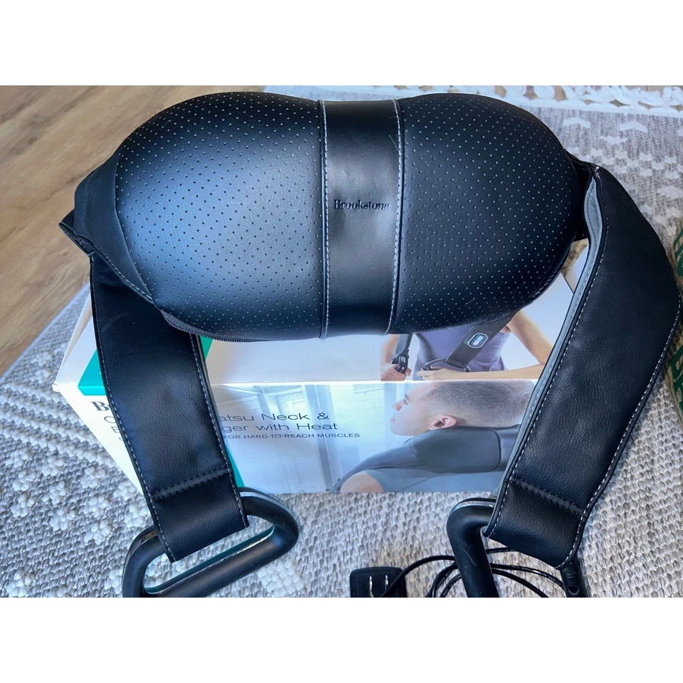 Masajeador de cuello y espalda Brookstone Shiatsu con calor Foto 2 de 3