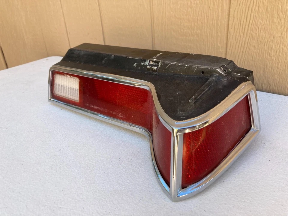 Luz trasera Lincoln Mark IV 1972-1976 50% DEL PRECIO LISTADO ¡A TRAVÉS DE HACER OFERTA! Foto 2 de 4