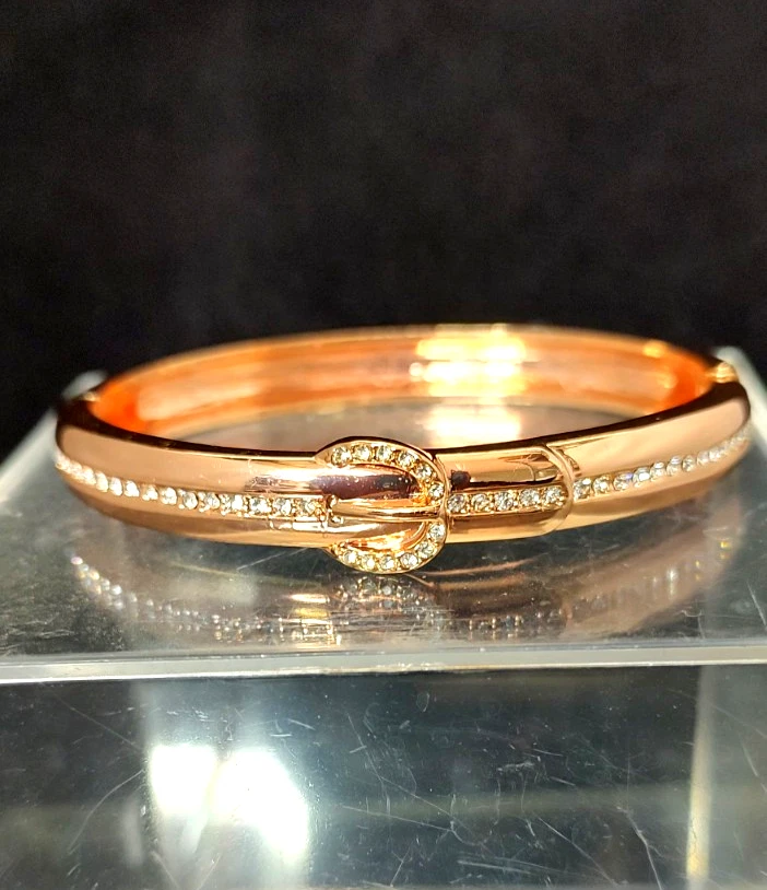 Pulsera color oro rosa hebilla pedrería NRT firmada cierre de 2,5 pulgadas de diámetro Foto 2 de 4