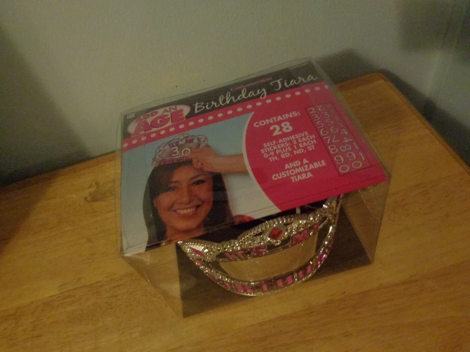 RARO NUEVO MORDAZA REGALO PERSONALIZABLE REINA FELIZ CUMPLEAÑOS TIARA 28 PEGATINAS ADHESIVAS Foto 3 de 4