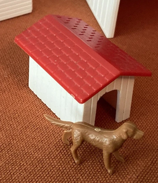 Plasticville белый с красными крышами сельскохозяйственные здания и животные. 1 сломанная сторона курятника - Изображение 2 из 4