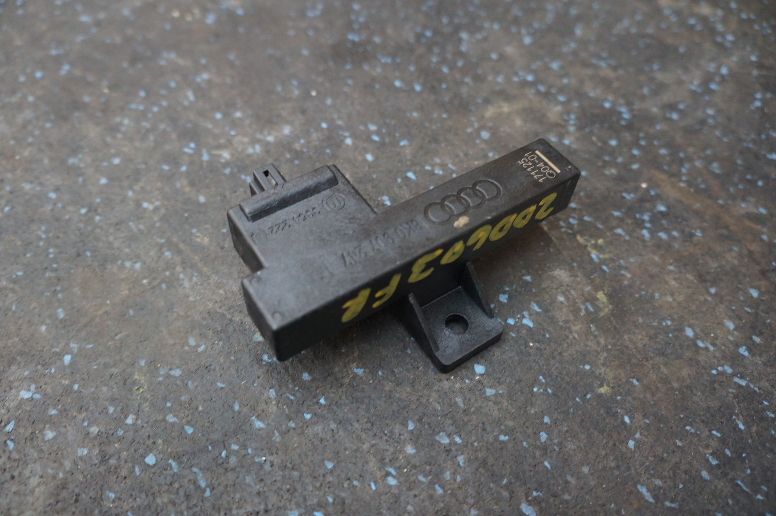 Keyless Entry Sensor OEM 8K0907247 Audi R8 2018