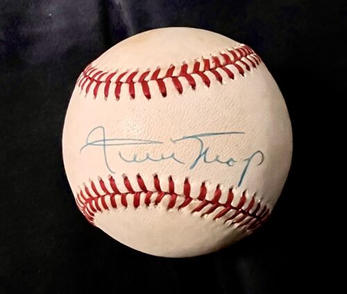 Willie Mays Signed Official Baseball. JSA - Picture 1 of 2