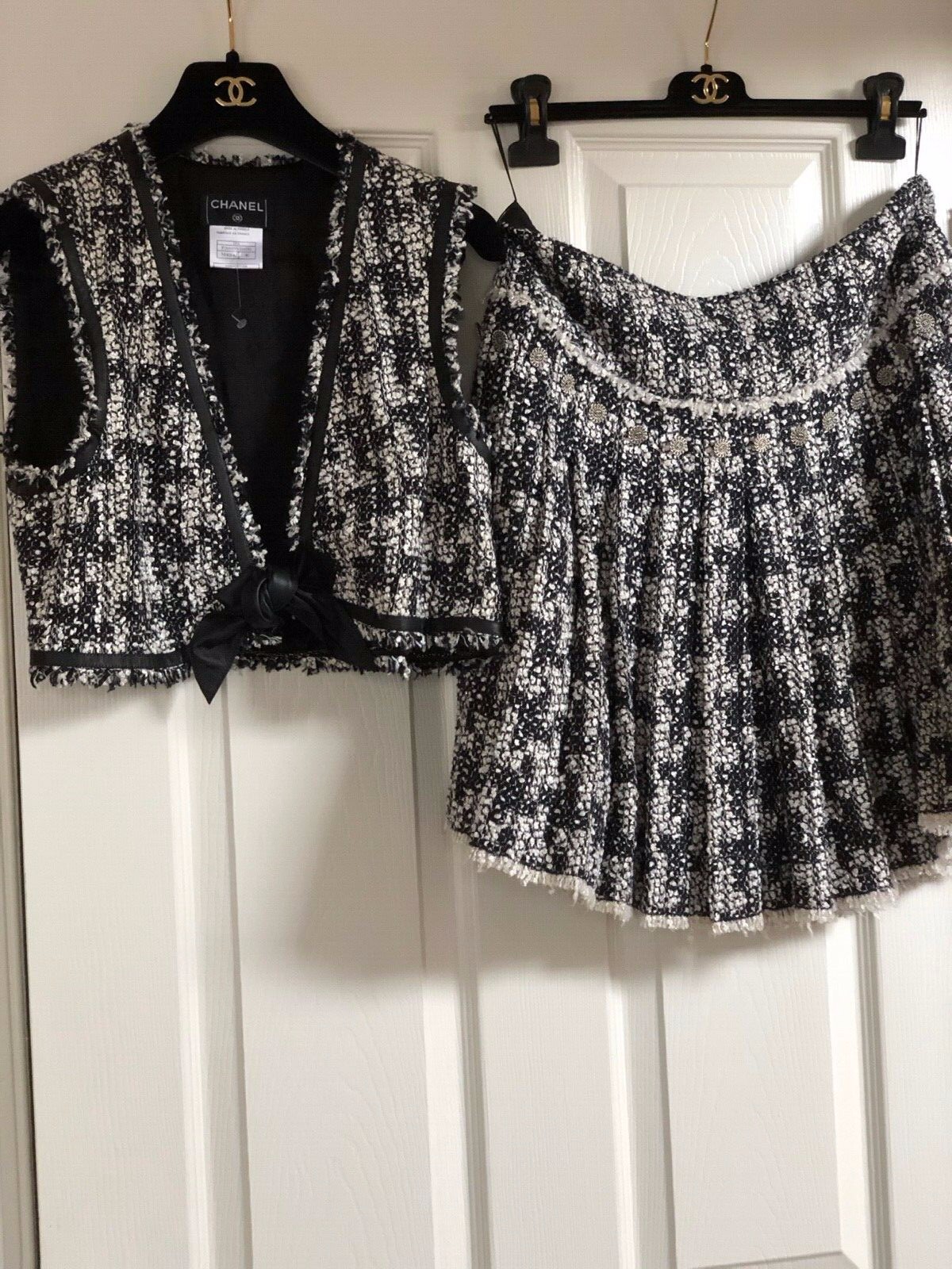 CHANEL VINTAGE 05P TWEED LEATHER BLACK ECRU VEST SKIRT SET CC BUTTONS 40-38 $7K image 3
