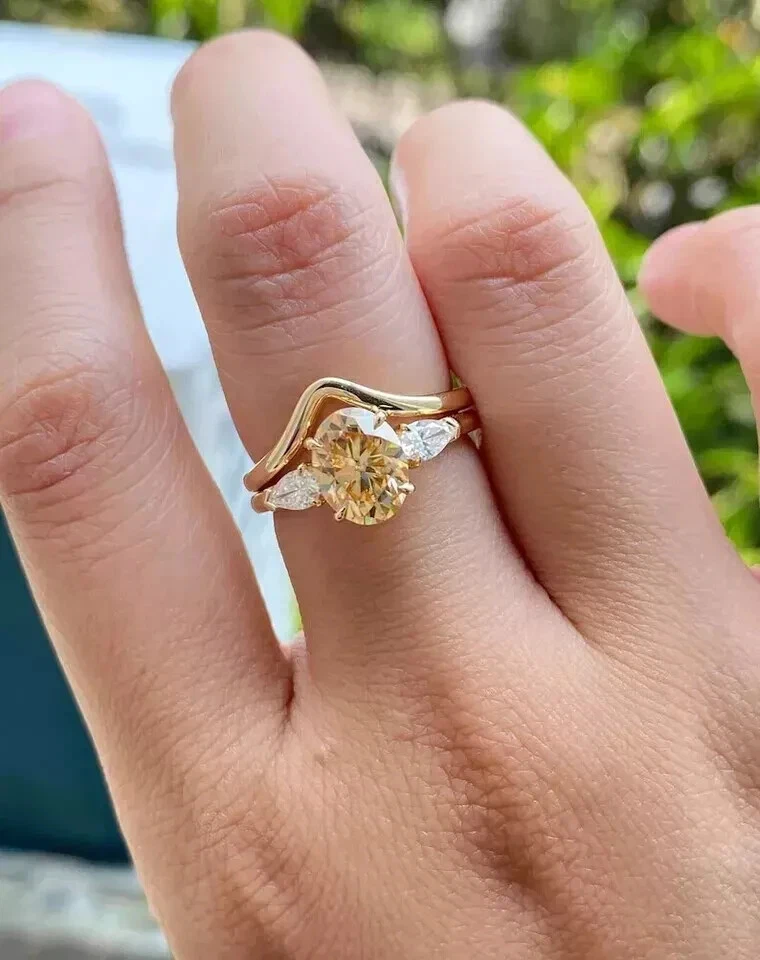 Juego de anillos de boda de citrino de corte ovalado de 2 quilates enchapados en oro amarillo de 14 quilates Foto 3 de 4