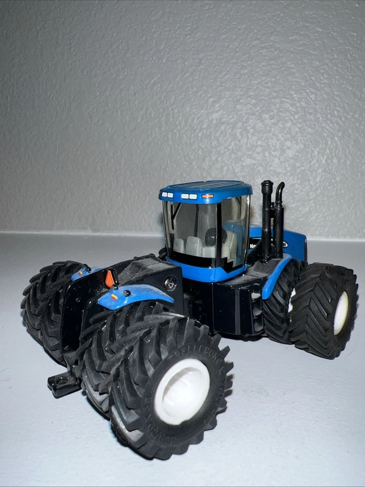 Custom New Holland TJ480 Tractor with Duals Diecast 1:64 2006 Farm Show Edition - Image 2 of 4