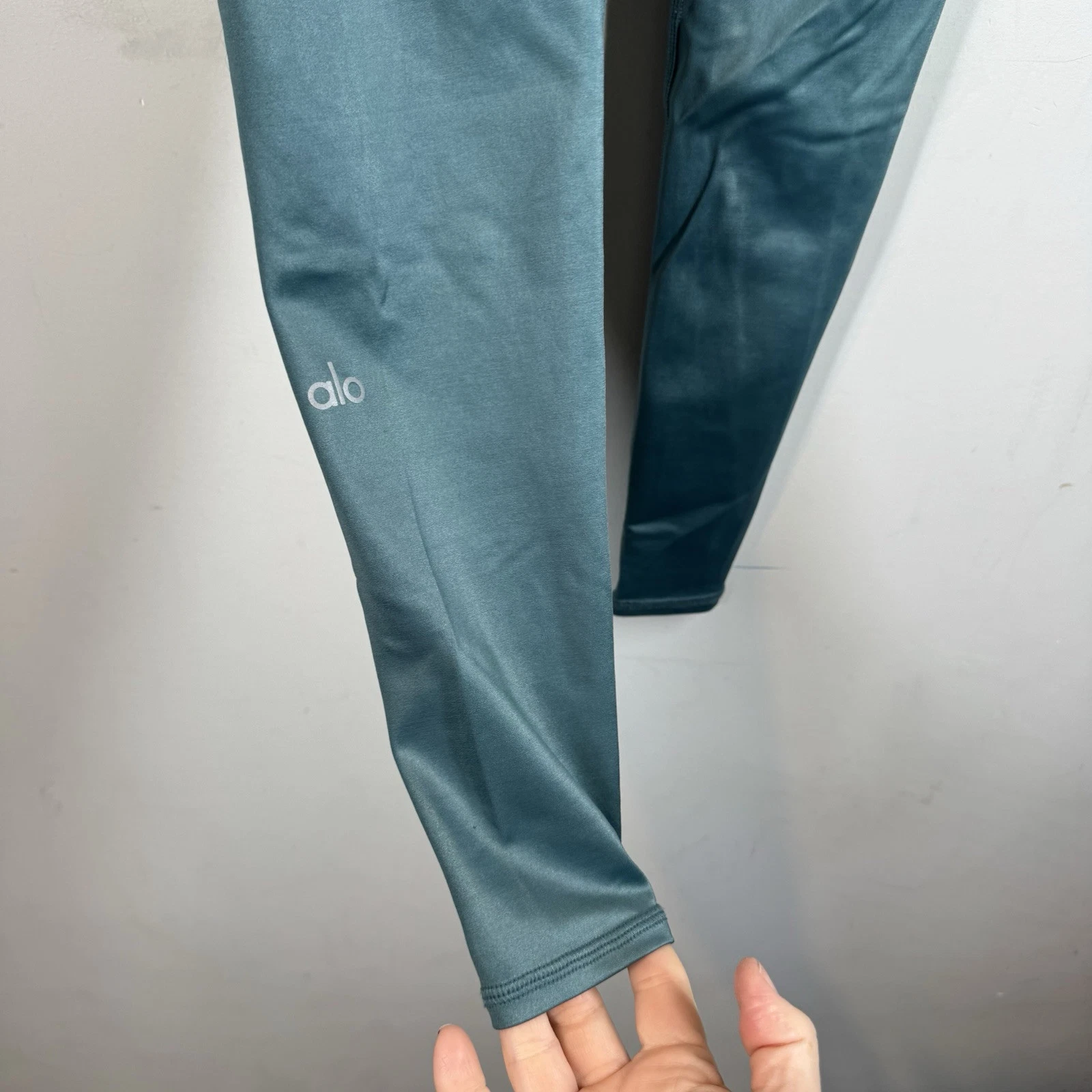 alo-yoga high waist airbrush crop fit workout fitness leggings