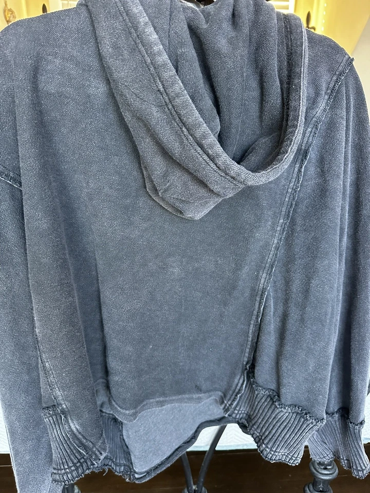 Sudadera con capucha cuadrada recortada Free People Movement negra descolorida para mujer talla L Foto 2 de 4