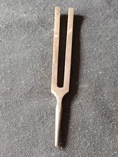 Alte Stimmgabel, Metall auf Kammerton A abgestimmt, gut erhalten,