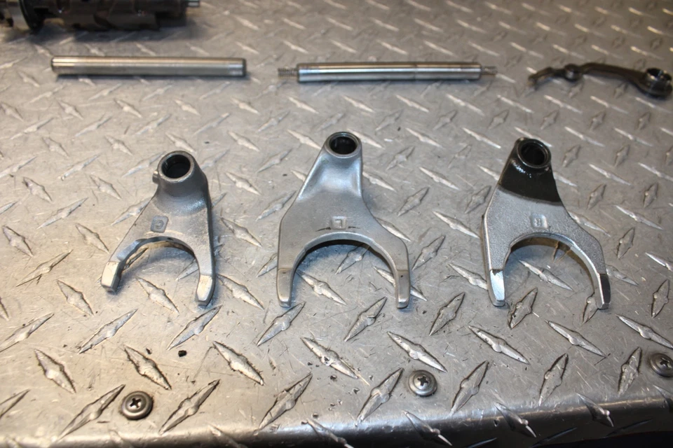 04 / 06 Yamaha R1 / YZF-R1 YZFR1 Transmission Drum Shifter Forks Trans Set OEM - Image 4 of 4