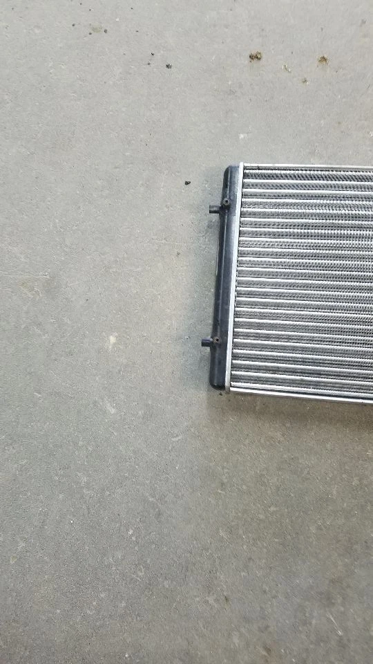 Used Radiator fits: 2003 Volkswagen Jetta City Canada only 2.0 Grade A - Imagem 2 de 4